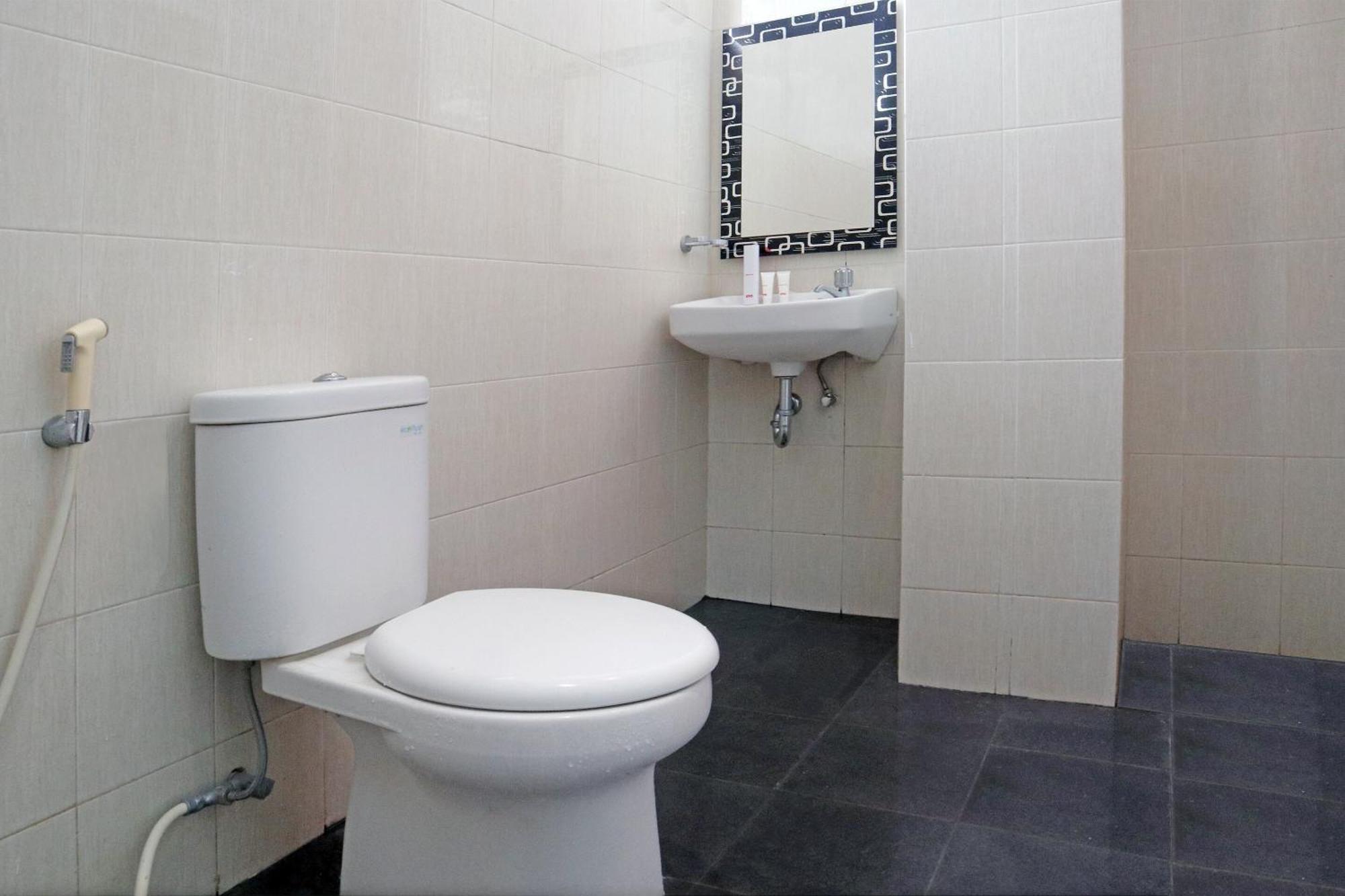 Oyo 1673 M Authentic Kost Man Hotell Padang  Eksteriør bilde